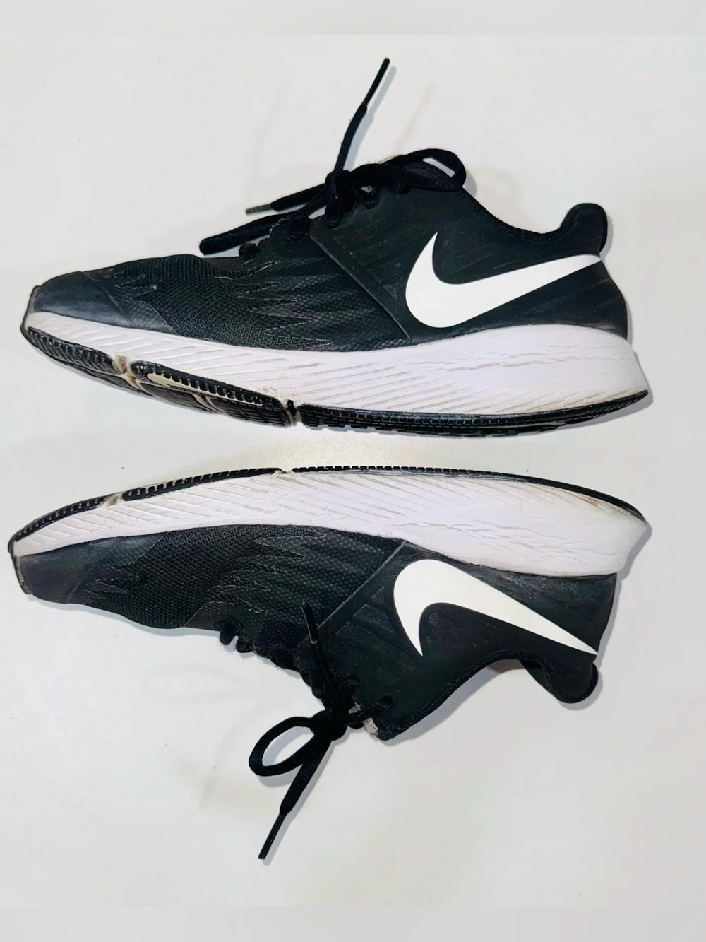 Nike Star Runner Athletic Running Shoes Black White Youth Size 4Y
